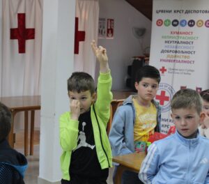 704702454_1294718162796481_6265146464056080277_n-300x264 20.05.2026.  ПУ "РАДА МИЉКОВИЋ" предшколска група "коцкица" посетила Црвени крст.