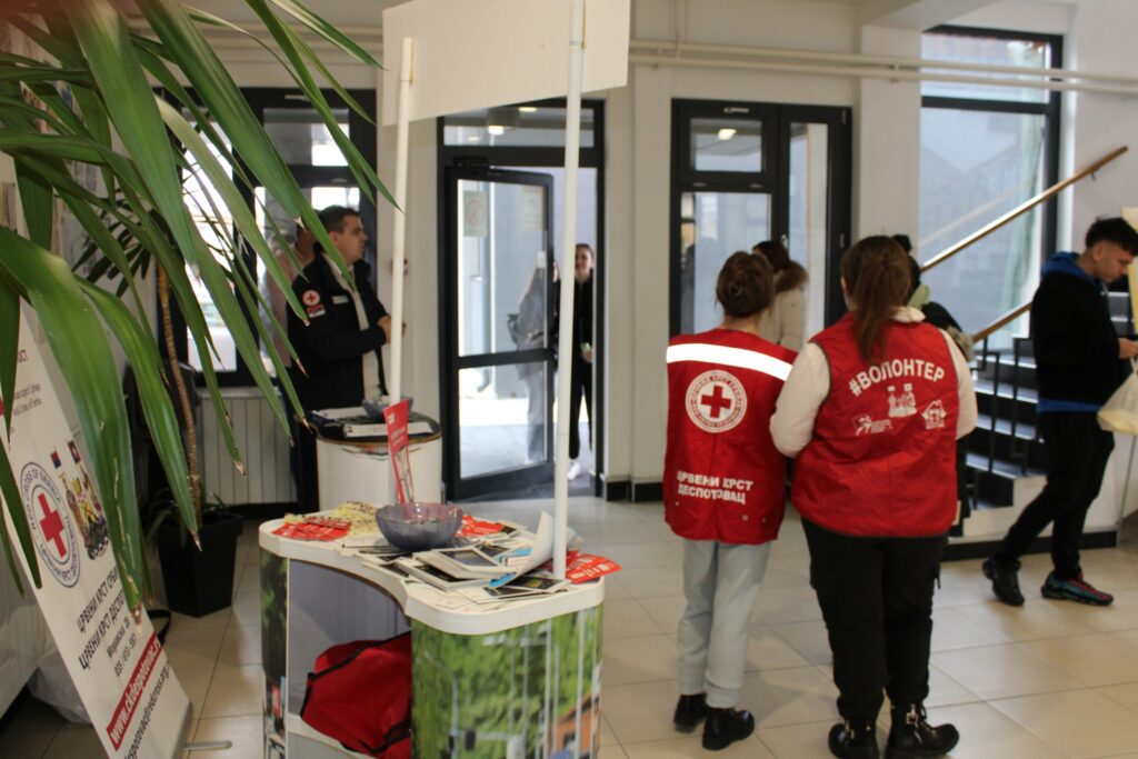 468815019_893059462962355_6552257999847684825_n-1024x683 Обележен 01. децембар - Светски дан борбе против АИДС-а / ХИВ-а у Средњој Техничкој школи