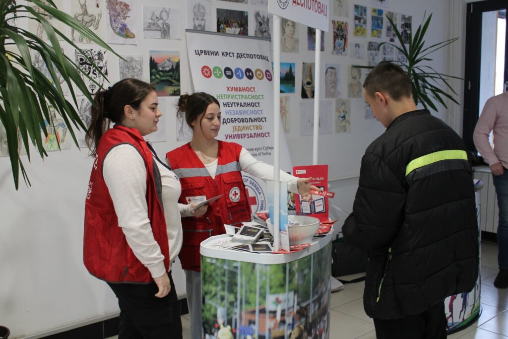 468840488_893059722962329_3595501254438598623_n-1024x683 Обележен 01. децембар - Светски дан борбе против АИДС-а / ХИВ-а у Средњој Техничкој школи