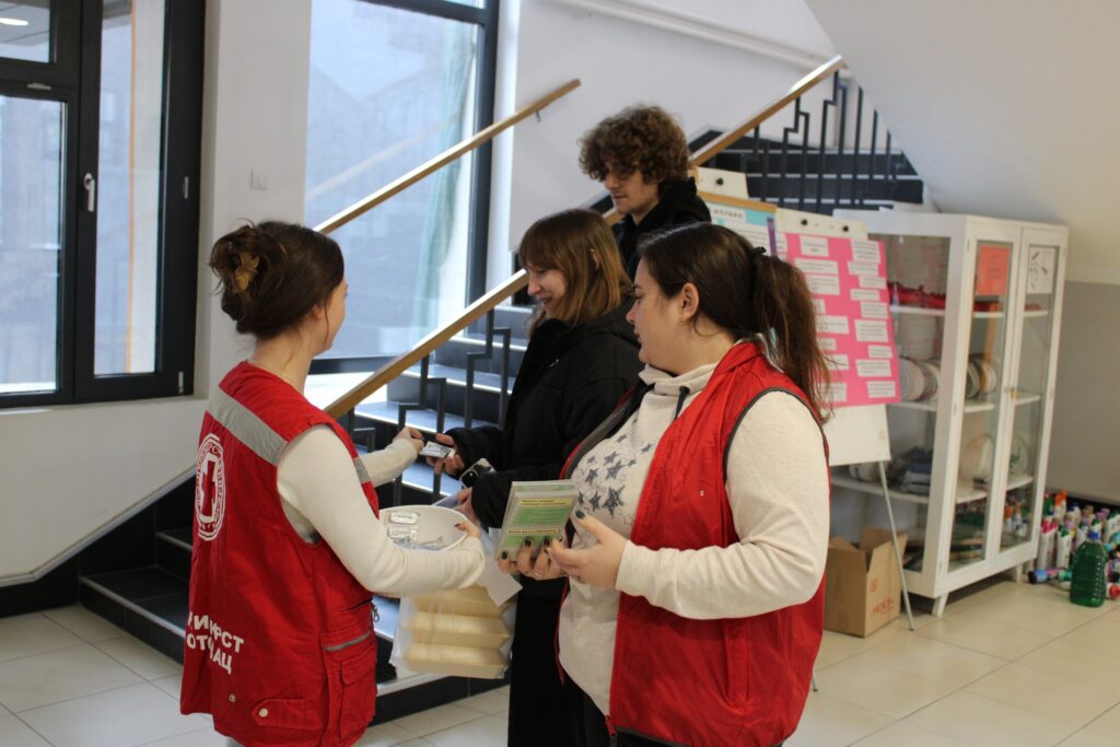 468895280_893059432962358_4613104046181719044_n-1024x683 Обележен 01. децембар - Светски дан борбе против АИДС-а / ХИВ-а у Средњој Техничкој школи