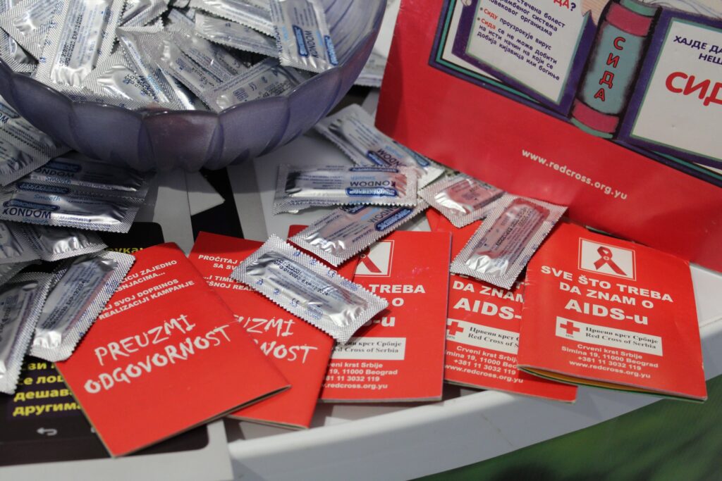 468962277_893059779628990_3985298609056502921_n-1024x683 Обележен 01. децембар - Светски дан борбе против АИДС-а / ХИВ-а у Средњој Техничкој школи