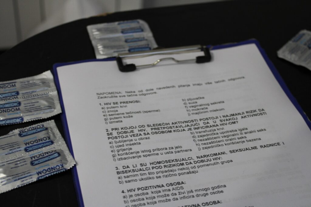 469090167_893059652962336_3483067627039617725_n-1024x683 Обележен 01. децембар - Светски дан борбе против АИДС-а / ХИВ-а у Средњој Техничкој школи