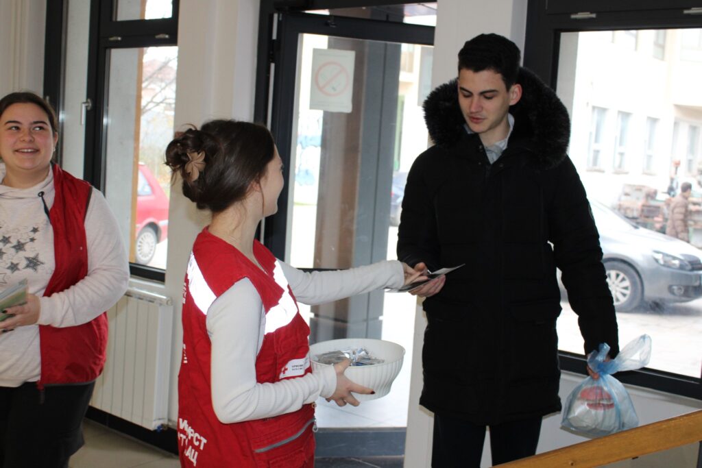 469090178_893059069629061_2222177484701505119_n-1024x683 Обележен 01. децембар - Светски дан борбе против АИДС-а / ХИВ-а у Средњој Техничкој школи